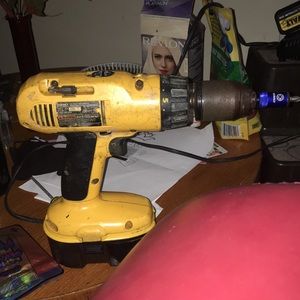 I am selling a DEWALT DRILL 20v it has 2 batteries